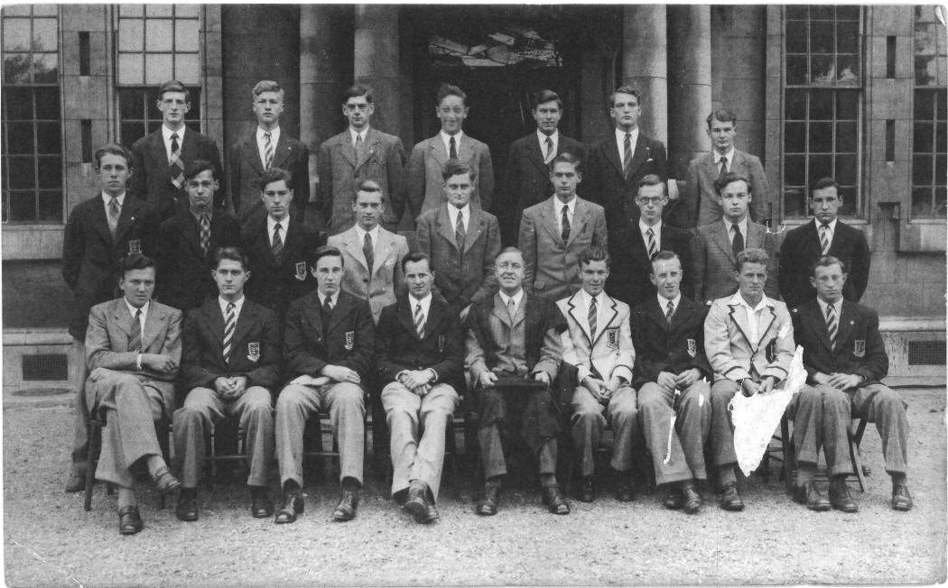 file:///C:/Documents%20and%20Settings/Jeffrey%20Maynard/Local%20Settings/Temporary%20Internet%20Files/Content.IE5/5QEF4QK7/Harrow%20County%20School%20for%20Boys-prefects%201946.jpg