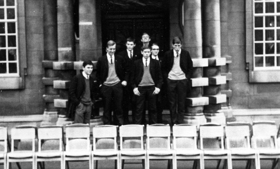 file:///C:/Documents%20and%20Settings/Jeffrey%20Maynard/Local%20Settings/Temporary%20Internet%20Files/Content.IE5/JFLNVHGW/Prefects%20Waiting%20for%20photo%20Sep66672.jpg